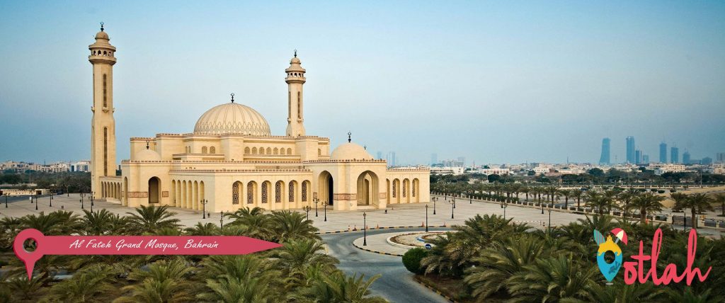 Praying at Al Fateh Grand Mosque