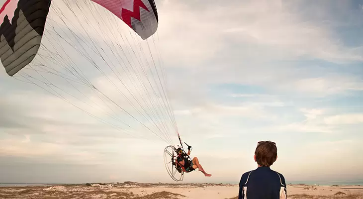 أستمتع بالطيران الشراعي في مدينة الخبر الرائعة  