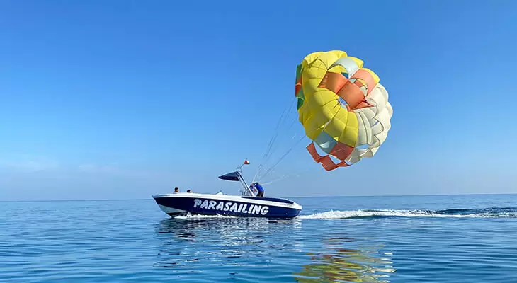 Muscat: 15 mins Parasailing Tour