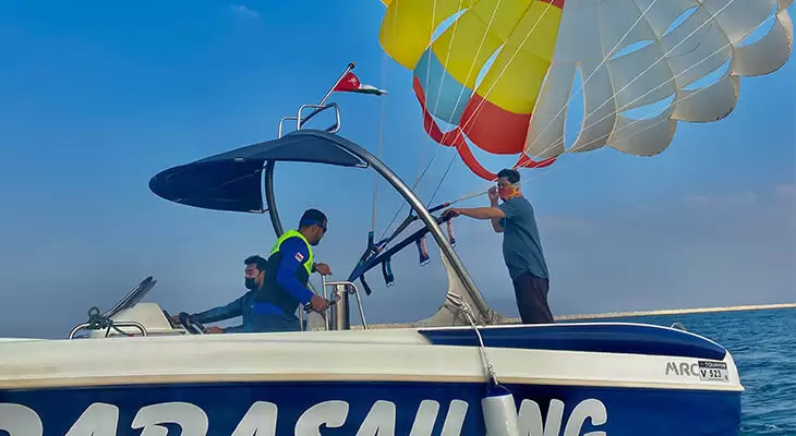 Muscat: 15 mins Parasailing Tour