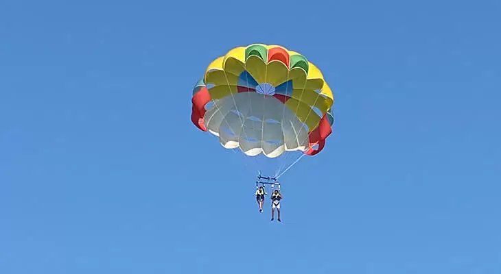 Muscat: 15 mins Parasailing Tour