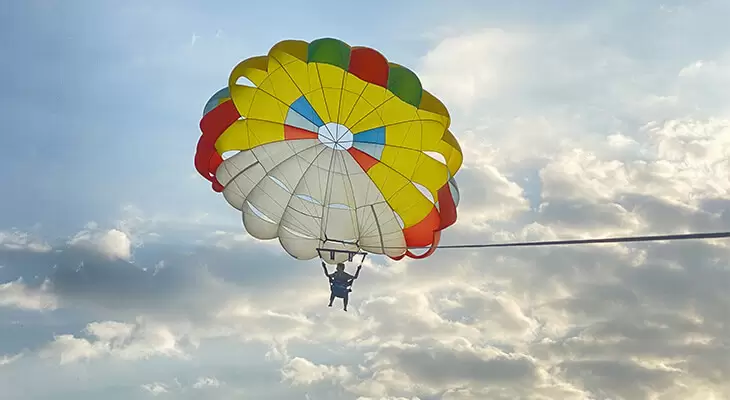 Muscat: 15 mins Parasailing Tour