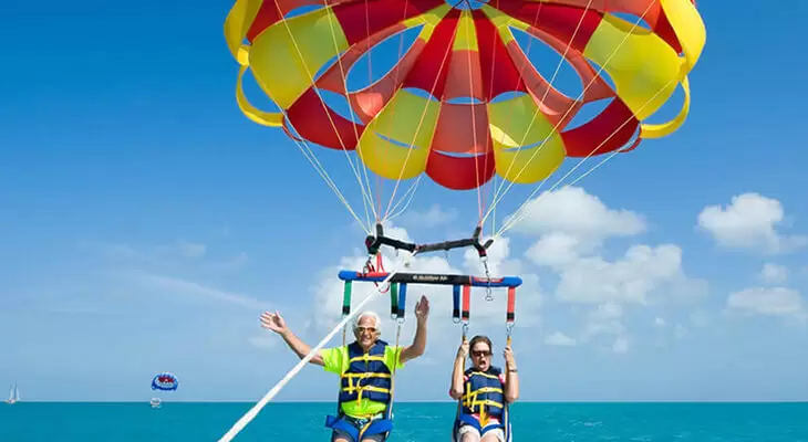 Muscat: 15 mins Parasailing Tour