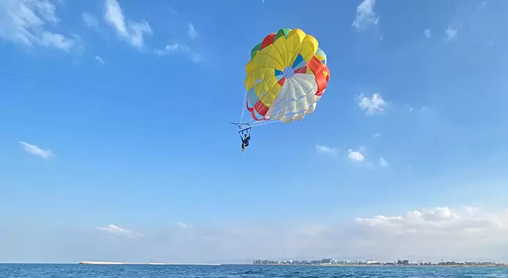 Muscat: 15 mins Parasailing Tour