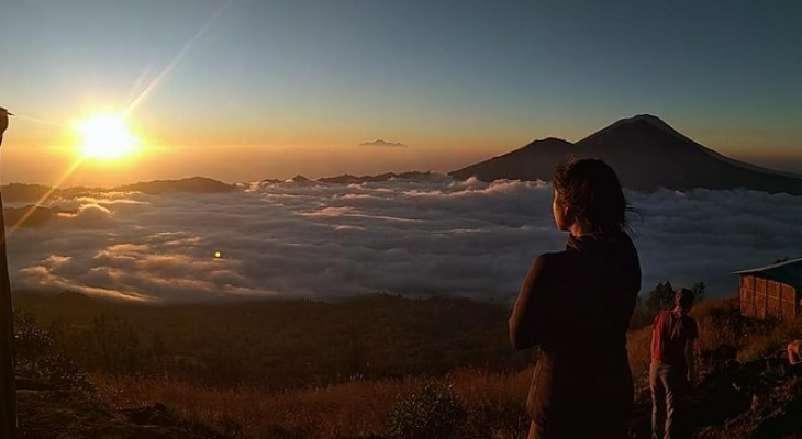 Mount Batur Sunrise Trekking Experience in Bali with a Breakfast