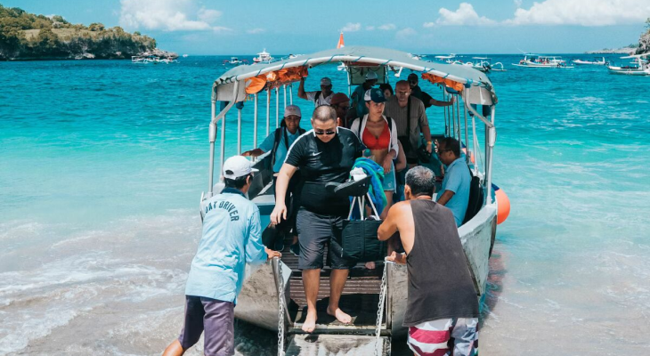 9-Hour Snorkel Adventure Cruise Aboard Speedboat at Nusa Penida Island