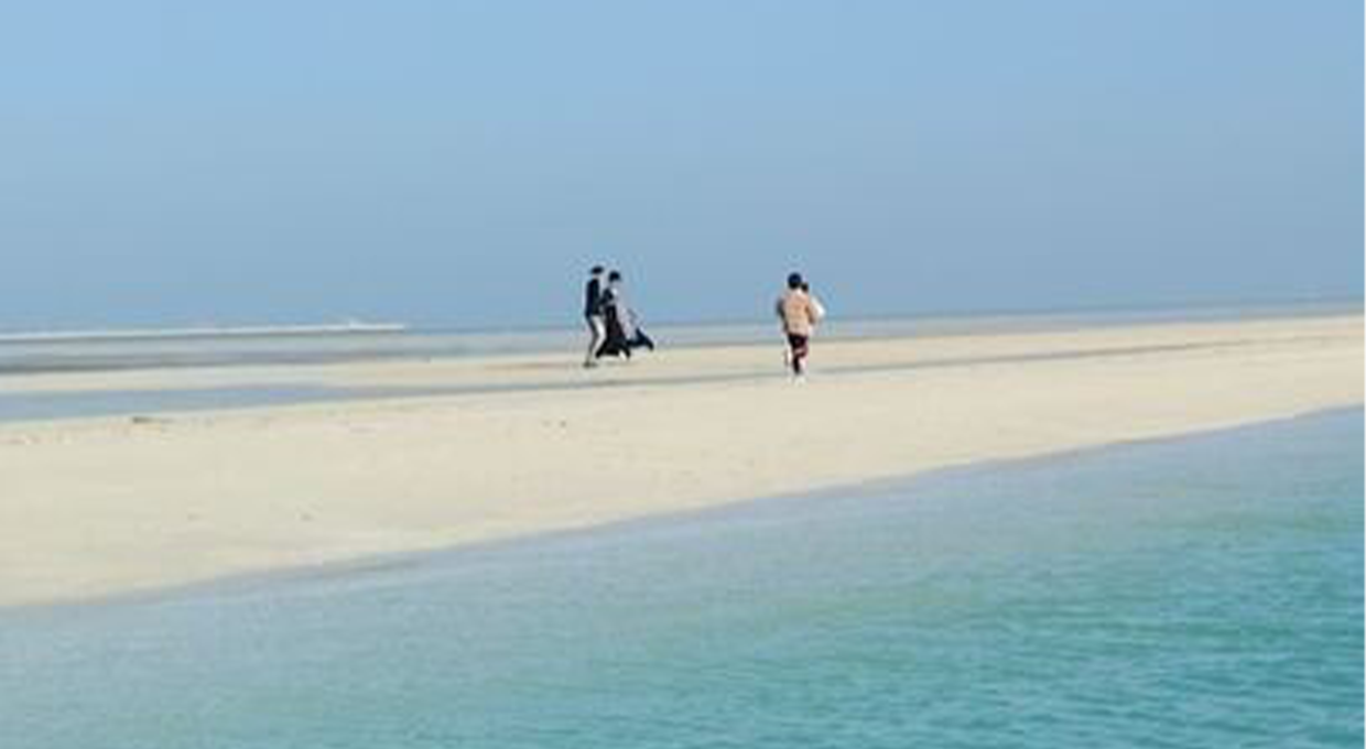 Swimming trip on Jana Island